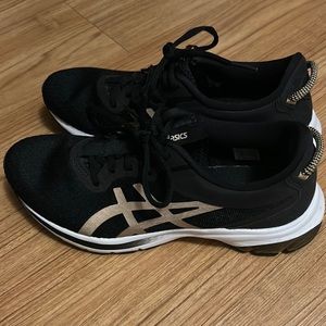 ASICS black and gold tennis shoe